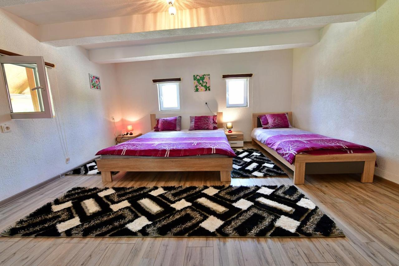 House Luna Rakovica Buitenkant foto